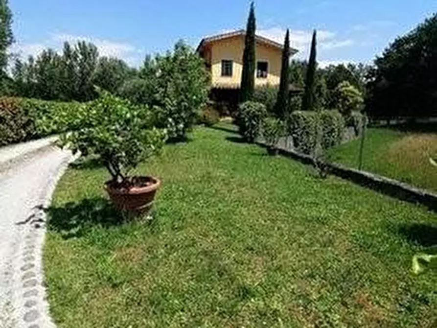 Immagine 10 di Villa in vendita  a Lucca