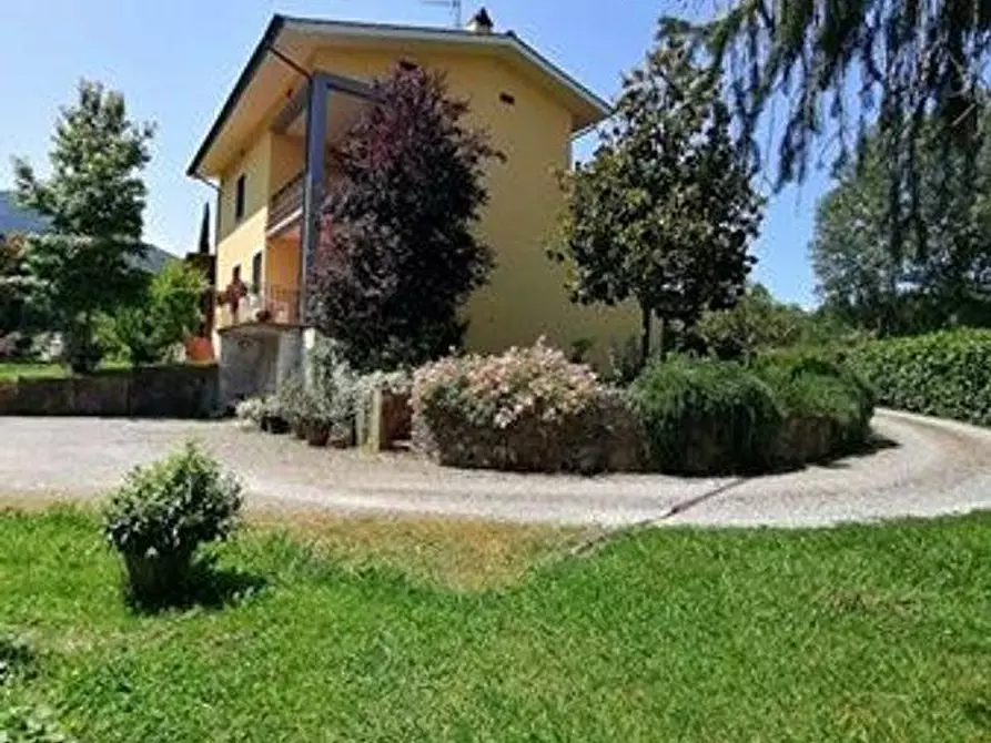 Immagine 3 di Villa in vendita  a Lucca