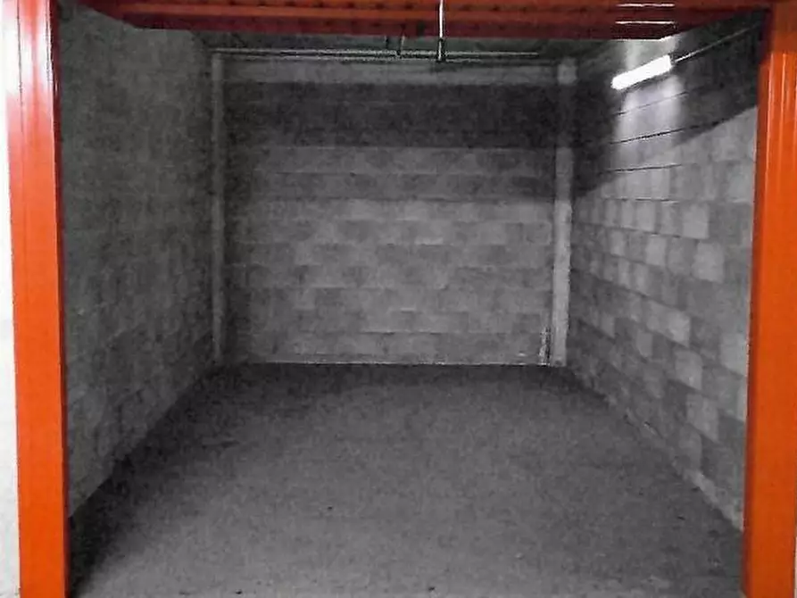 Immagine 1 di Garage in vendita  a Milano