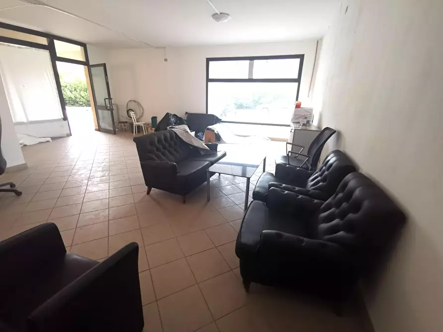 Immagine 11 di Negozio in affitto  a Fucecchio