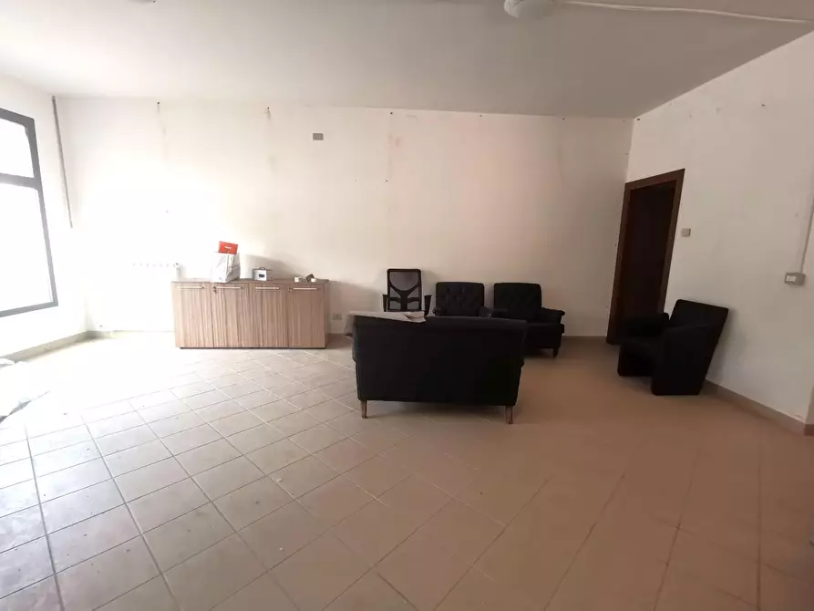 Immagine 4 di Negozio in affitto  a Fucecchio