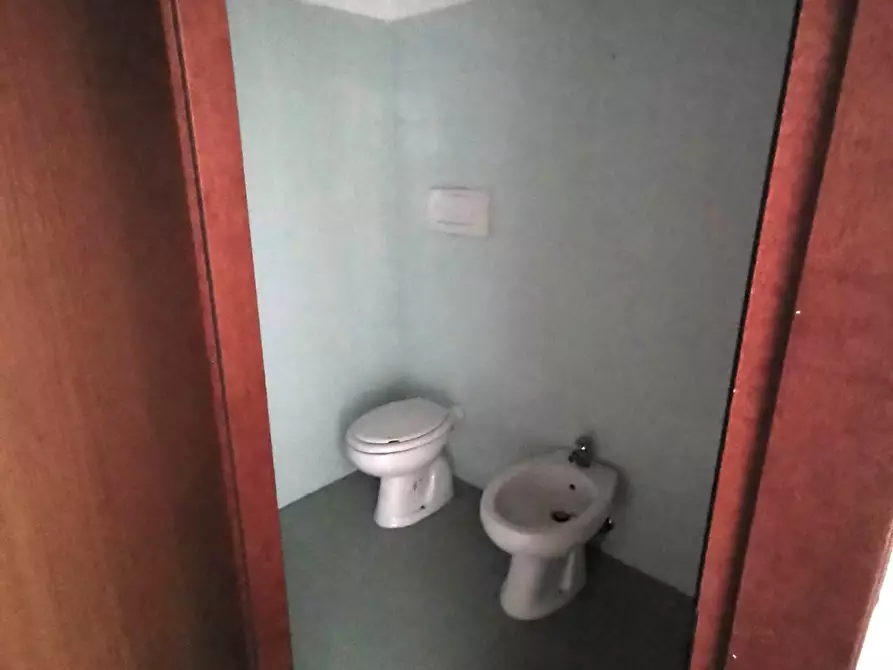 Immagine 10 di Negozio in affitto  a Fucecchio