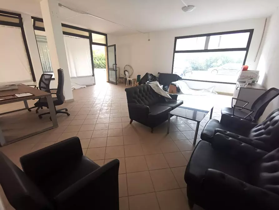 Immagine 1 di Negozio in affitto  a Fucecchio