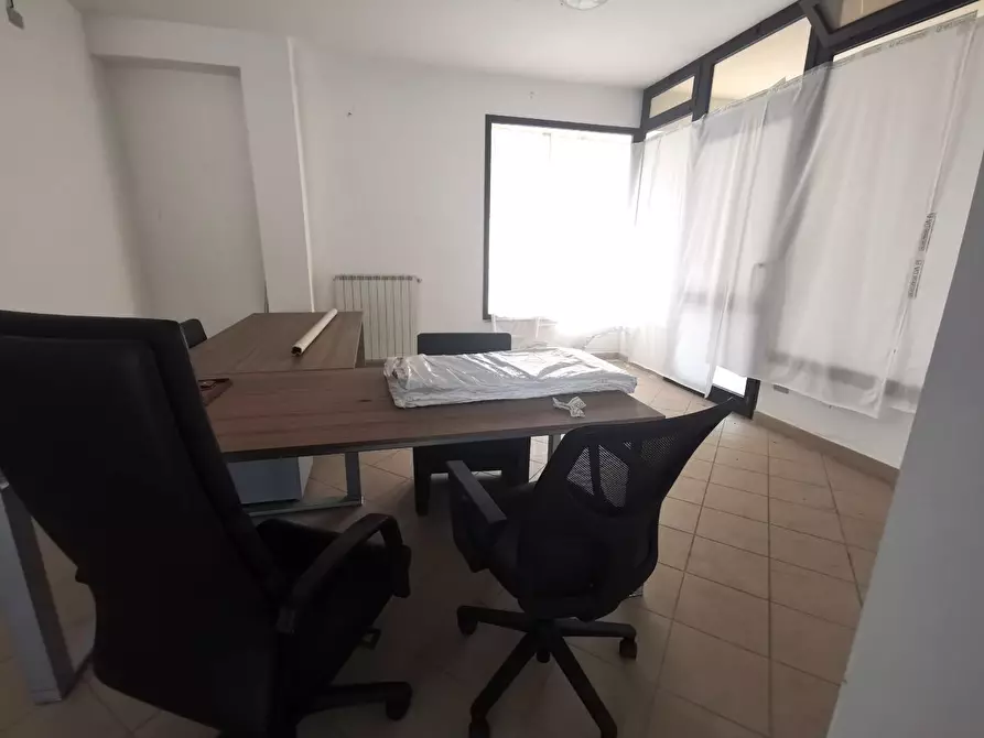 Immagine 2 di Negozio in affitto  a Fucecchio