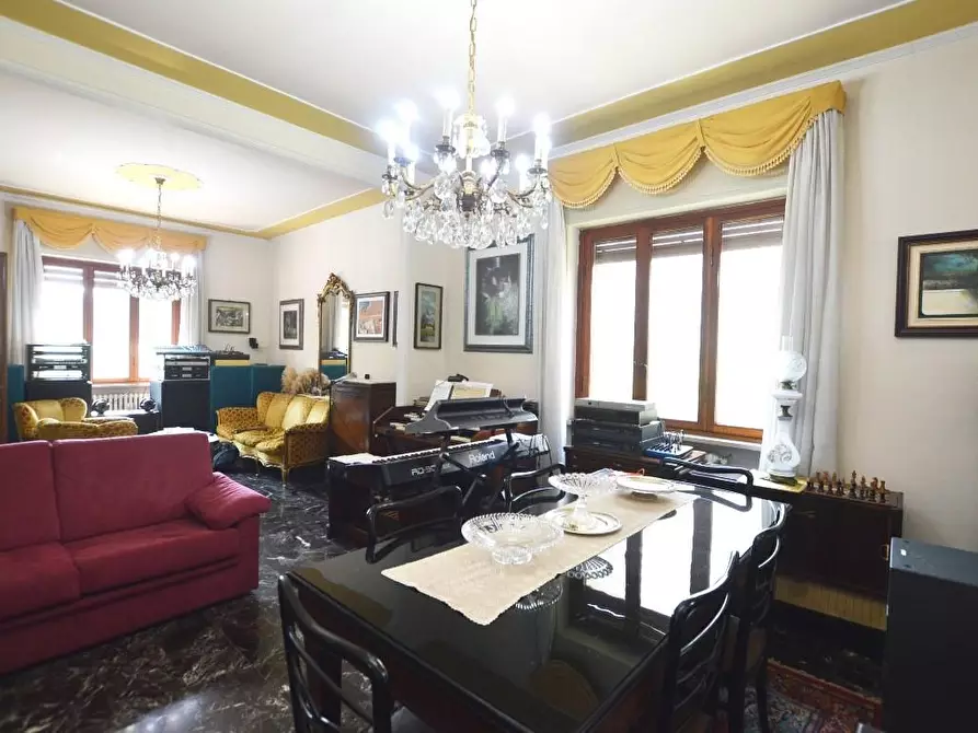 Immagine 2 di Villa in vendita  a Lucca