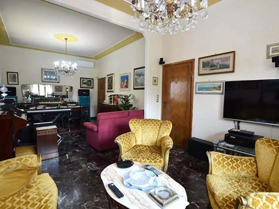 Immagine 1 di Villa in vendita  a Lucca