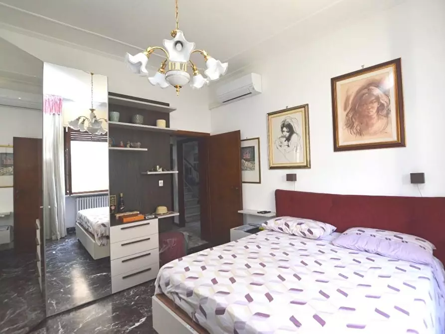 Immagine 9 di Villa in vendita  a Lucca