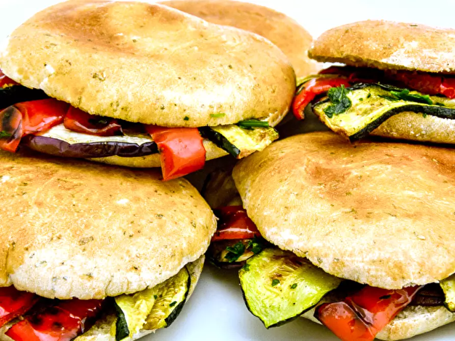 Immagine 9 di Attività commerciale in vendita  a Pisa