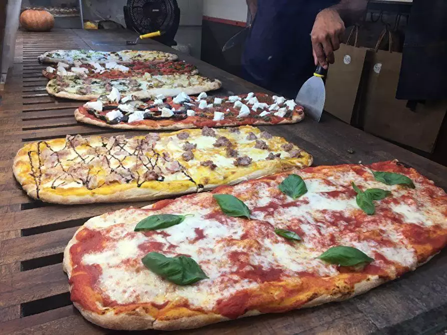 Immagine 2 di Attività commerciale in vendita  a Pisa