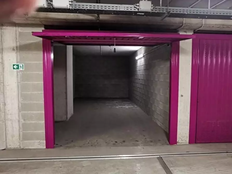 Immagine 1 di Garage in vendita  a Milano