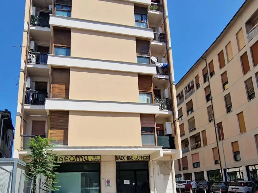 Immagine 4 di Locale commerciale in vendita  a Pontedera