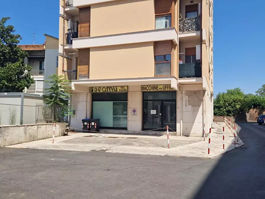 Immagine 18 di Locale commerciale in vendita  a Pontedera