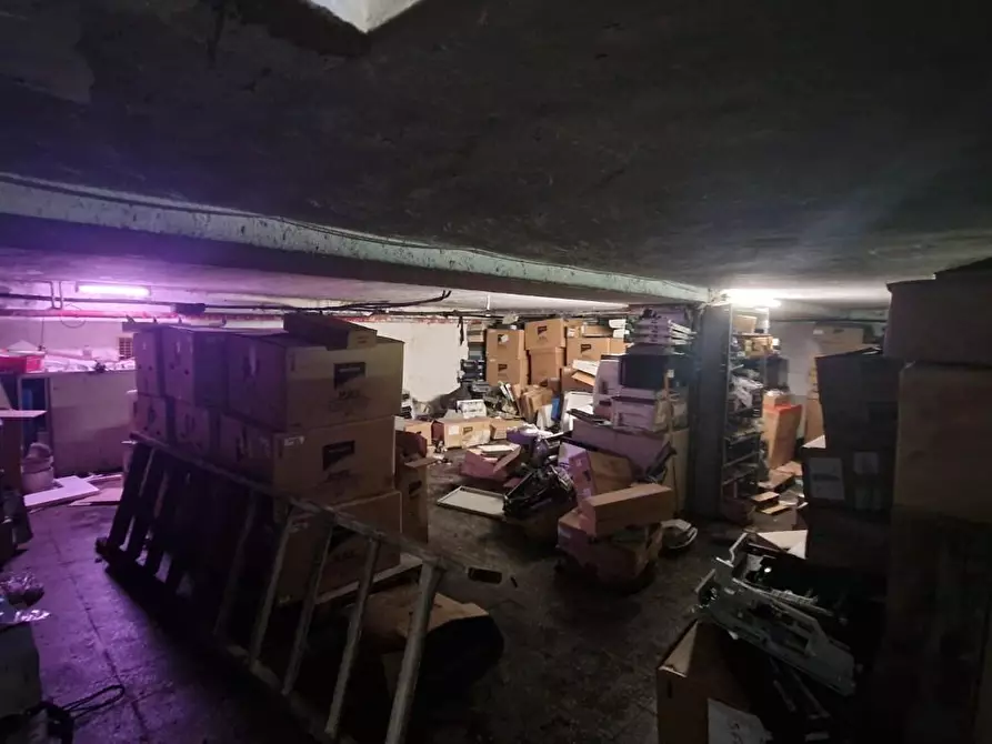 Immagine 14 di Locale commerciale in vendita  a Pontedera