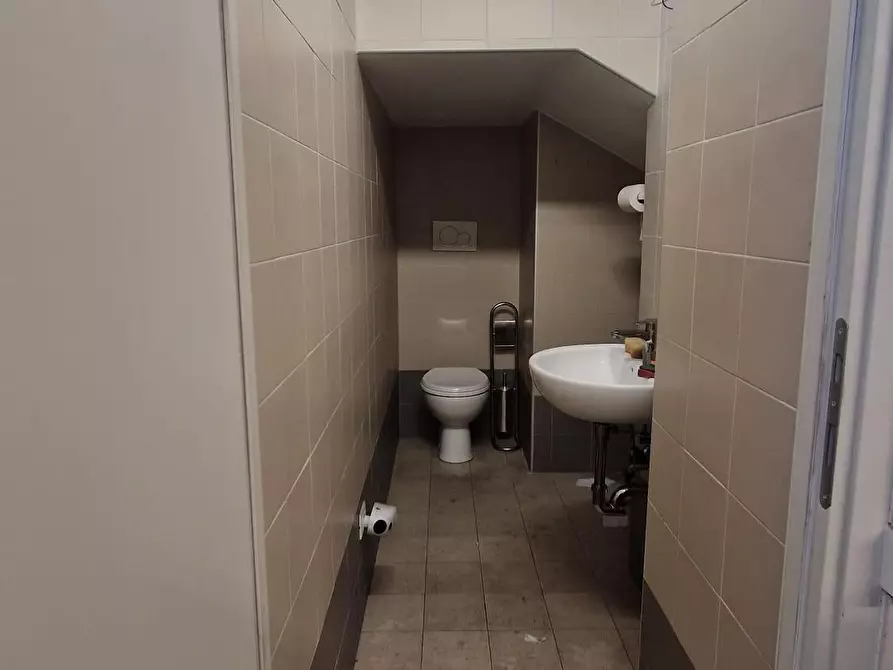 Immagine 15 di Locale commerciale in vendita  a Pontedera