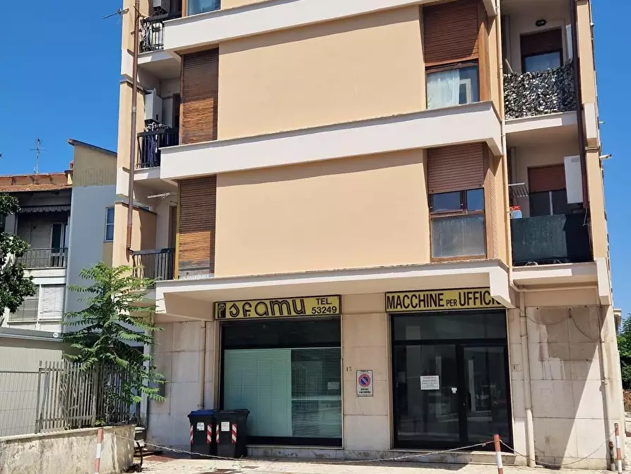 Immagine 17 di Locale commerciale in vendita  a Pontedera