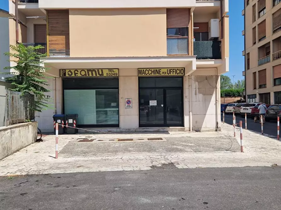 Immagine 2 di Locale commerciale in vendita  a Pontedera