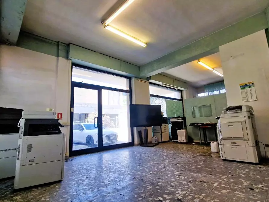 Immagine 9 di Locale commerciale in vendita  a Pontedera