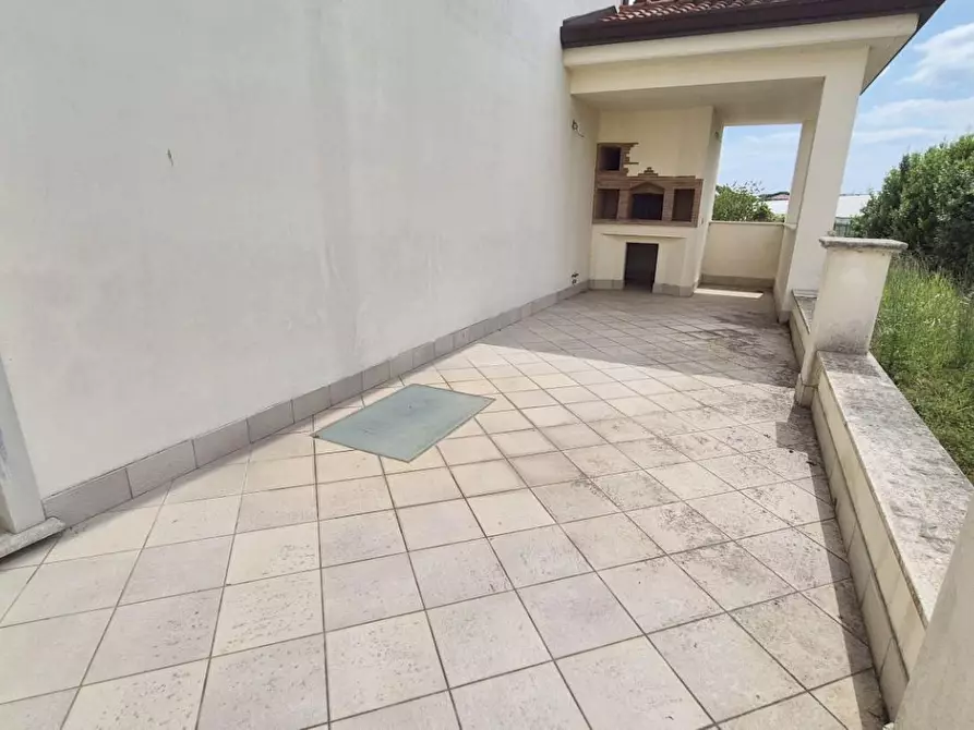 Immagine 2 di Villa in vendita  a Camaiore