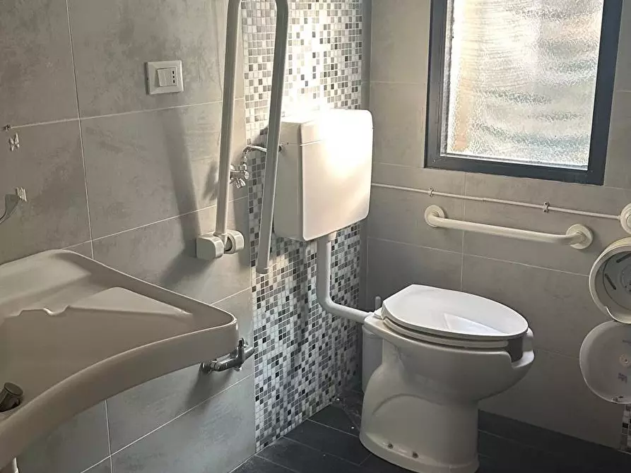 Immagine 10 di Locale commerciale in affitto  a Empoli