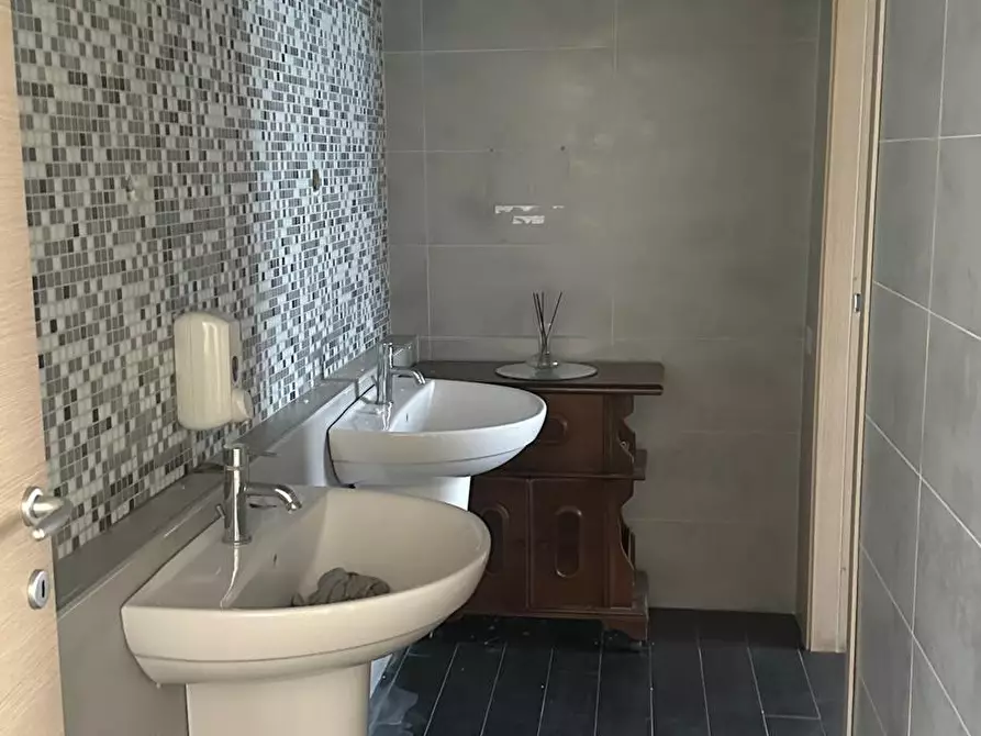 Immagine 11 di Locale commerciale in affitto  a Empoli