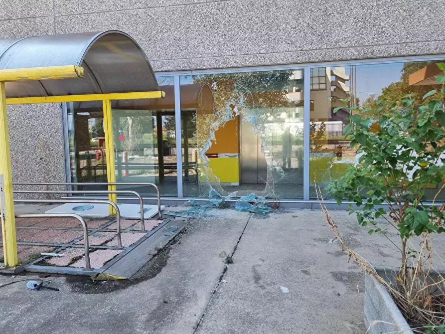 Immagine 4 di Locale commerciale in vendita  a Milano