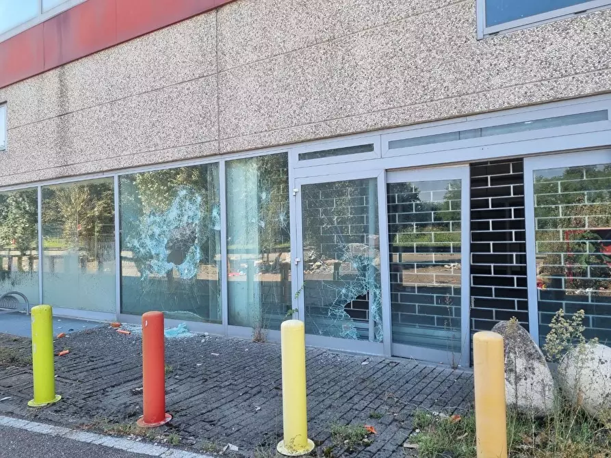 Immagine 2 di Locale commerciale in vendita  a Milano