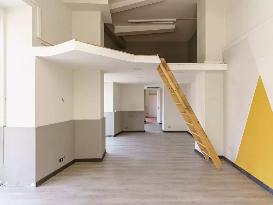 Immagine 3 di Negozio in affitto  a Zafferana Etnea