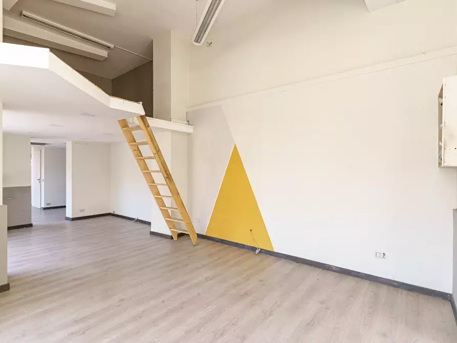 Immagine 2 di Negozio in affitto  a Zafferana Etnea