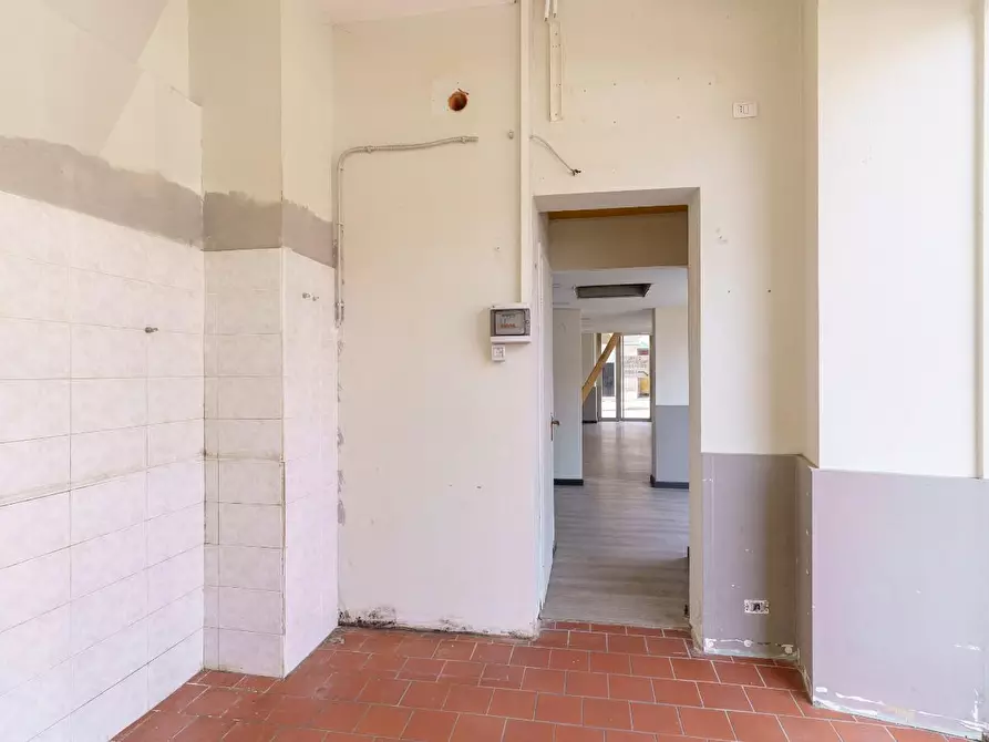 Immagine 17 di Negozio in affitto  a Zafferana Etnea