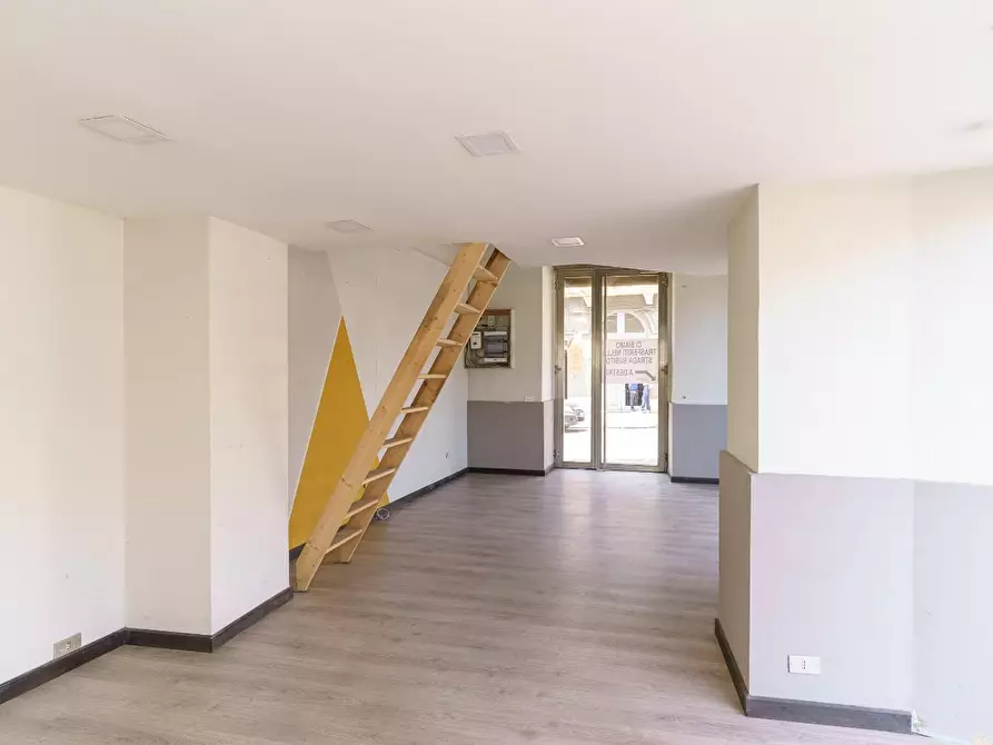 Immagine 7 di Negozio in affitto  a Zafferana Etnea