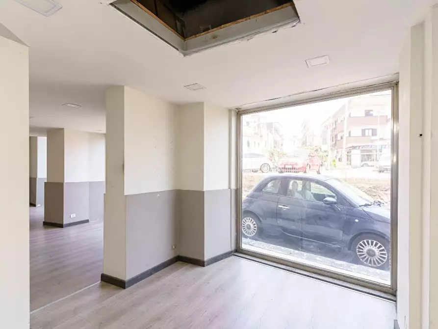 Immagine 10 di Negozio in affitto  a Zafferana Etnea