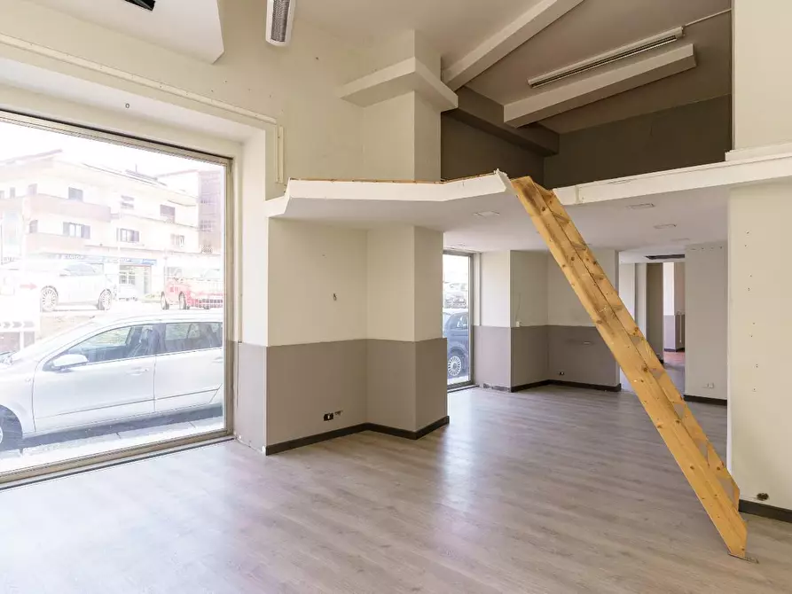 Immagine 4 di Negozio in affitto  a Zafferana Etnea