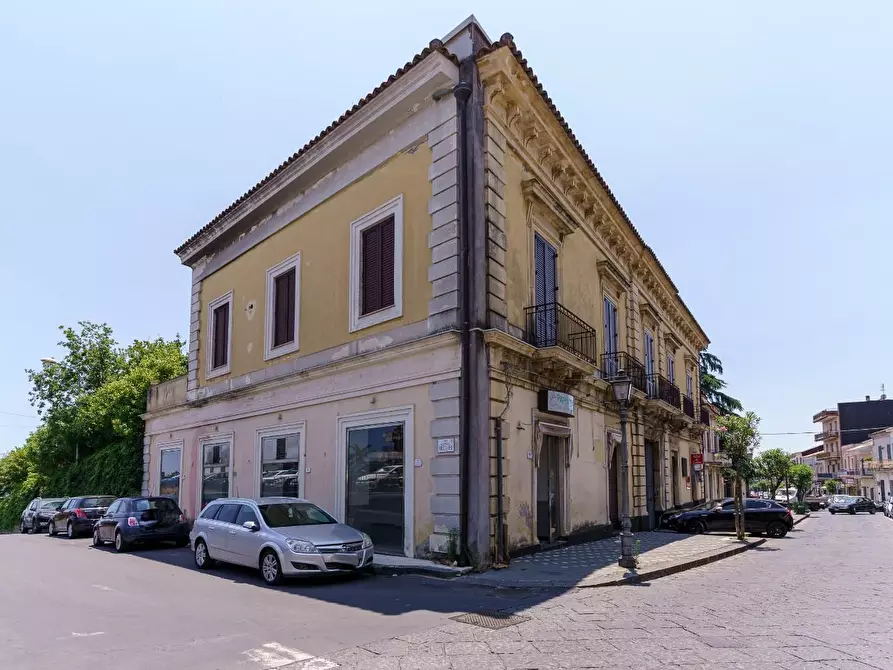 Immagine 1 di Negozio in affitto  a Zafferana Etnea