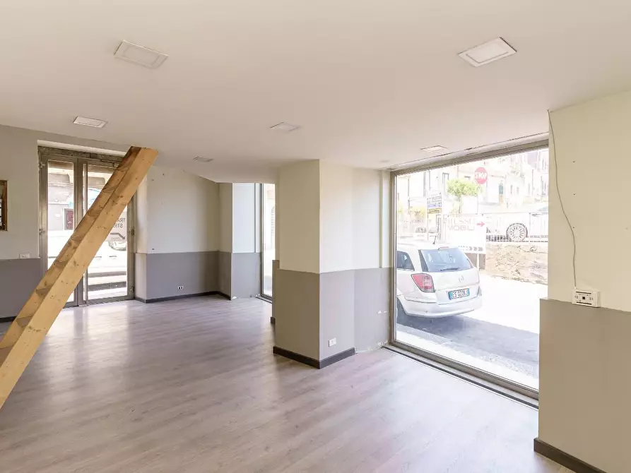 Immagine 6 di Negozio in affitto  a Zafferana Etnea