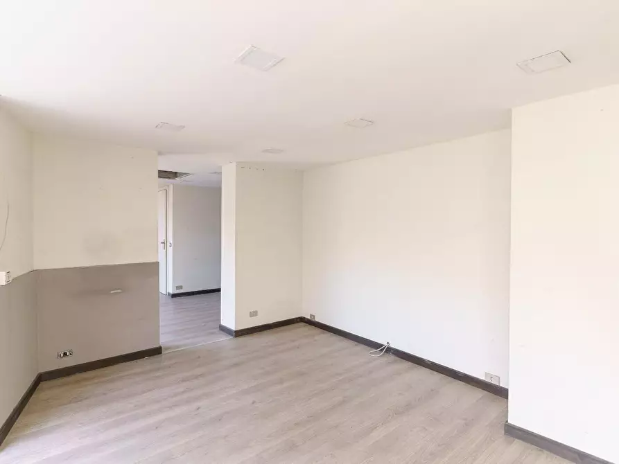 Immagine 15 di Negozio in affitto  a Zafferana Etnea