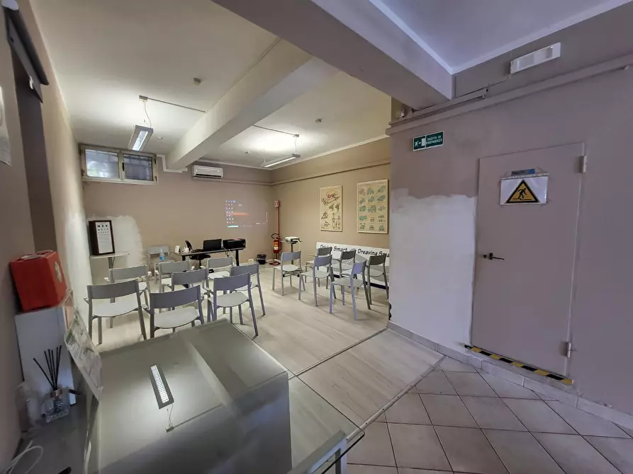 Immagine 2 di Locale commerciale in affitto  a Calcinaia