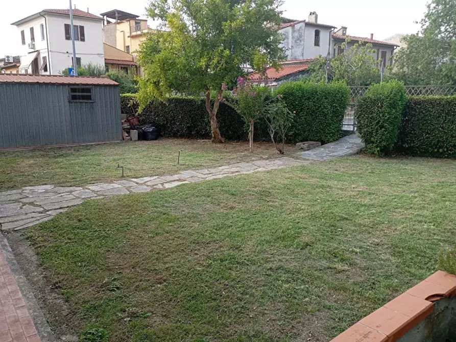 Immagine 2 di Villa in vendita  a Pisa