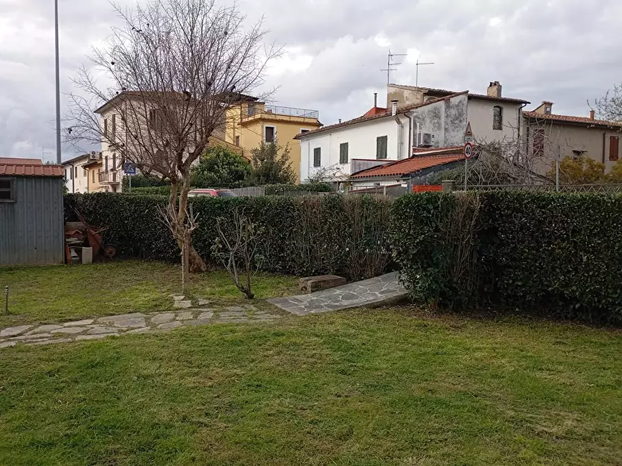 Immagine 3 di Villa in vendita  a Pisa