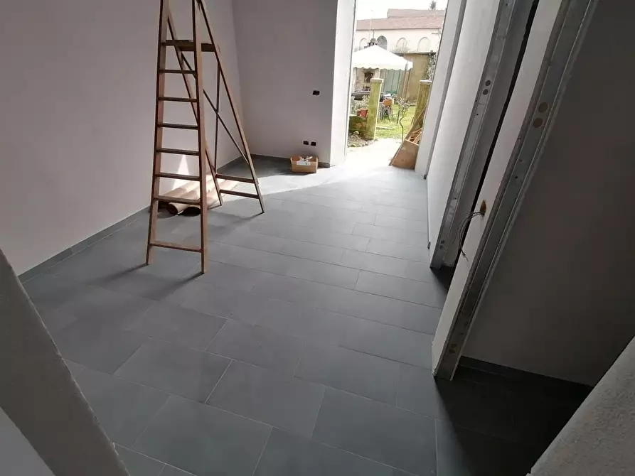 Immagine 4 di Locale commerciale in vendita  a Lucca