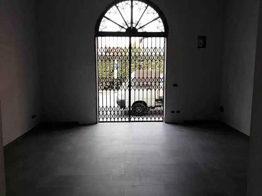 Immagine 10 di Locale commerciale in vendita  a Lucca