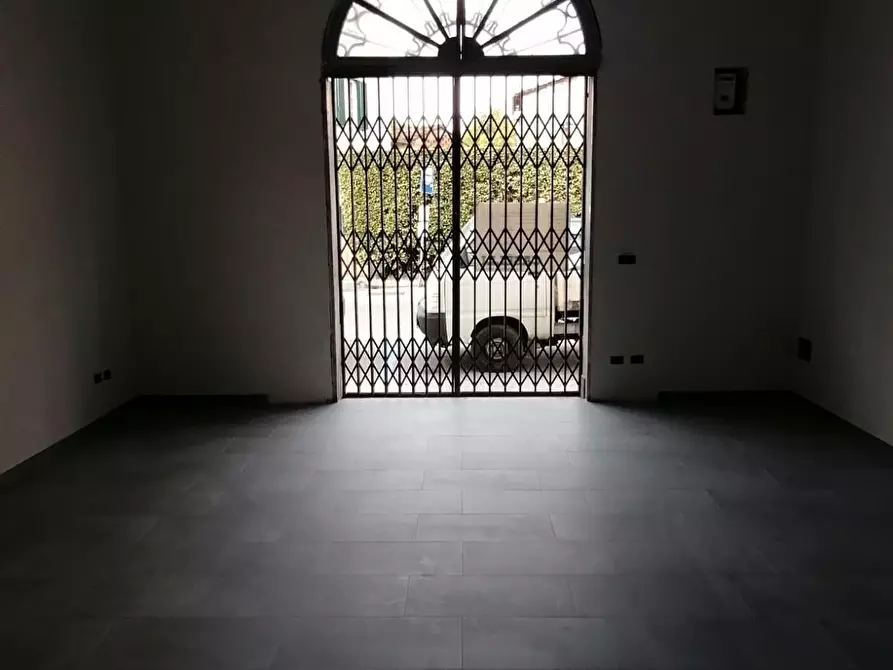 Immagine 7 di Locale commerciale in vendita  a Lucca