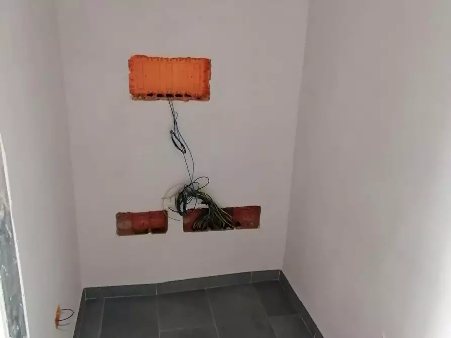 Immagine 9 di Locale commerciale in vendita  a Lucca