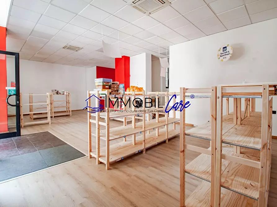 Immagine 2 di Locale commerciale in affitto  a Livorno