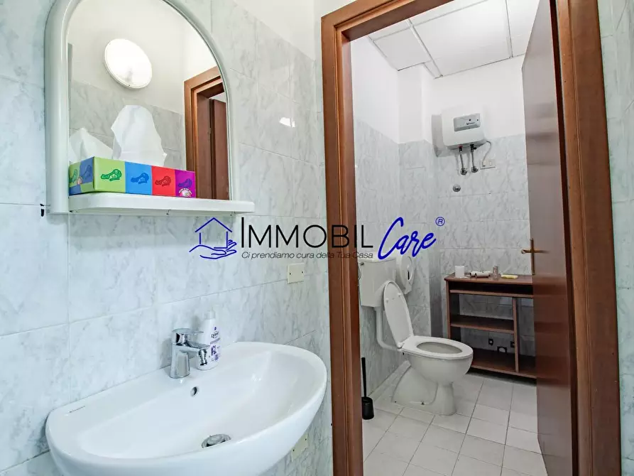 Immagine 17 di Locale commerciale in affitto  a Livorno