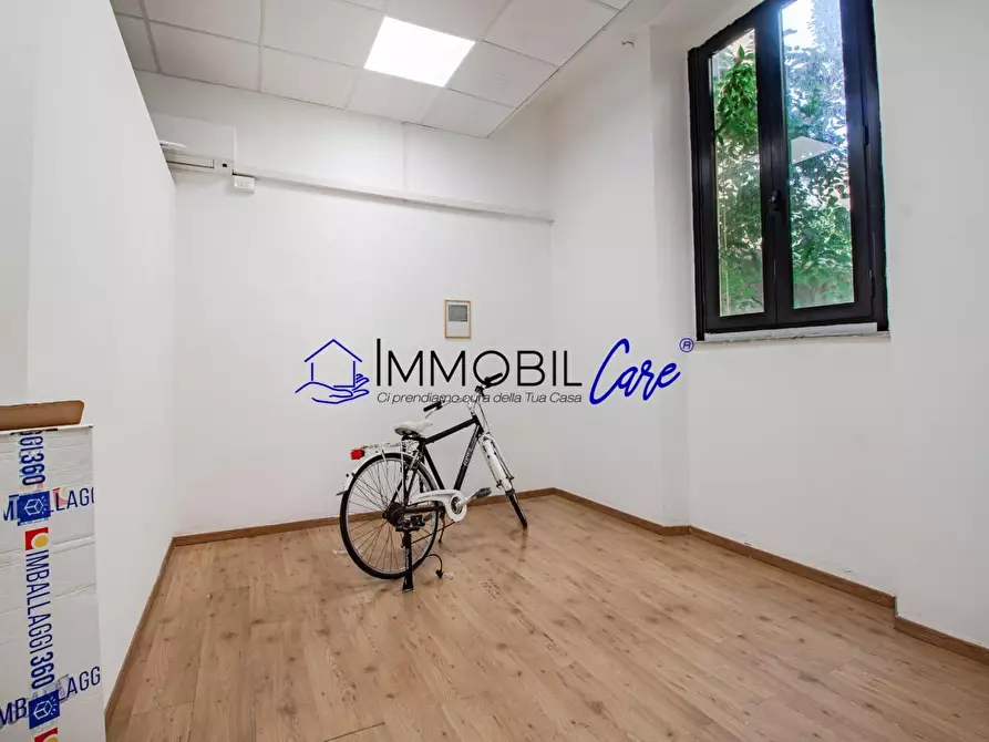 Immagine 11 di Locale commerciale in vendita  a Livorno