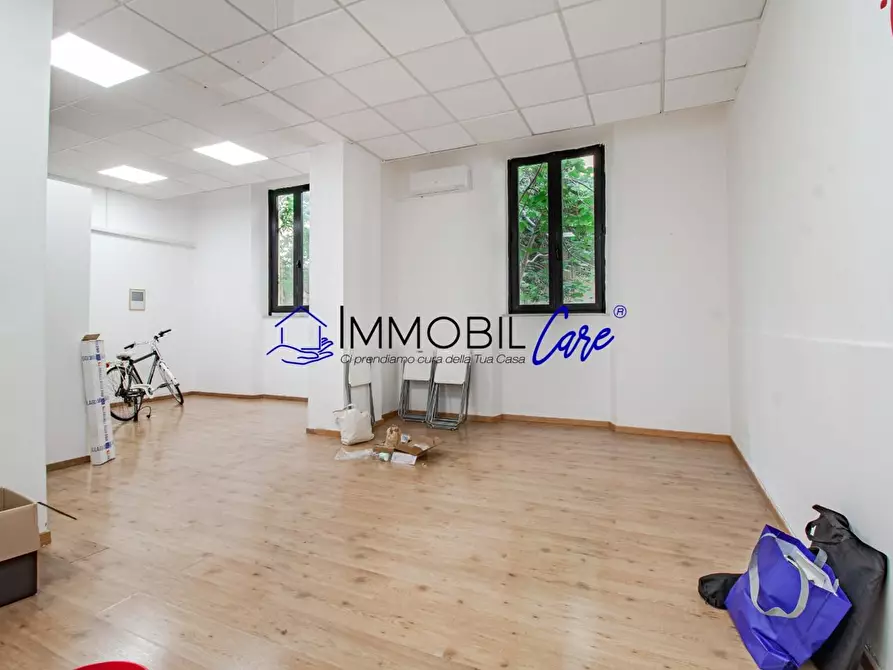 Immagine 10 di Locale commerciale in vendita  a Livorno