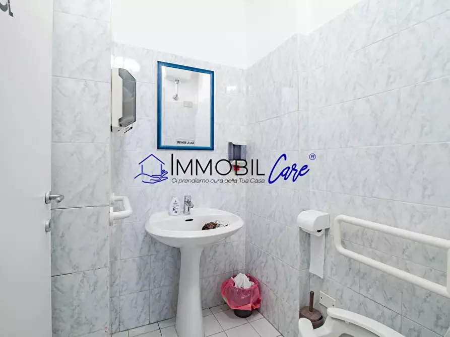 Immagine 16 di Locale commerciale in vendita  a Livorno