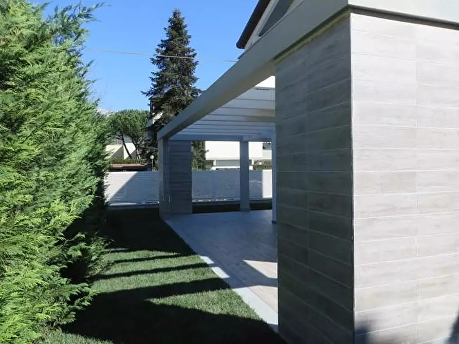 Immagine 4 di Villa in vendita  a Montignoso