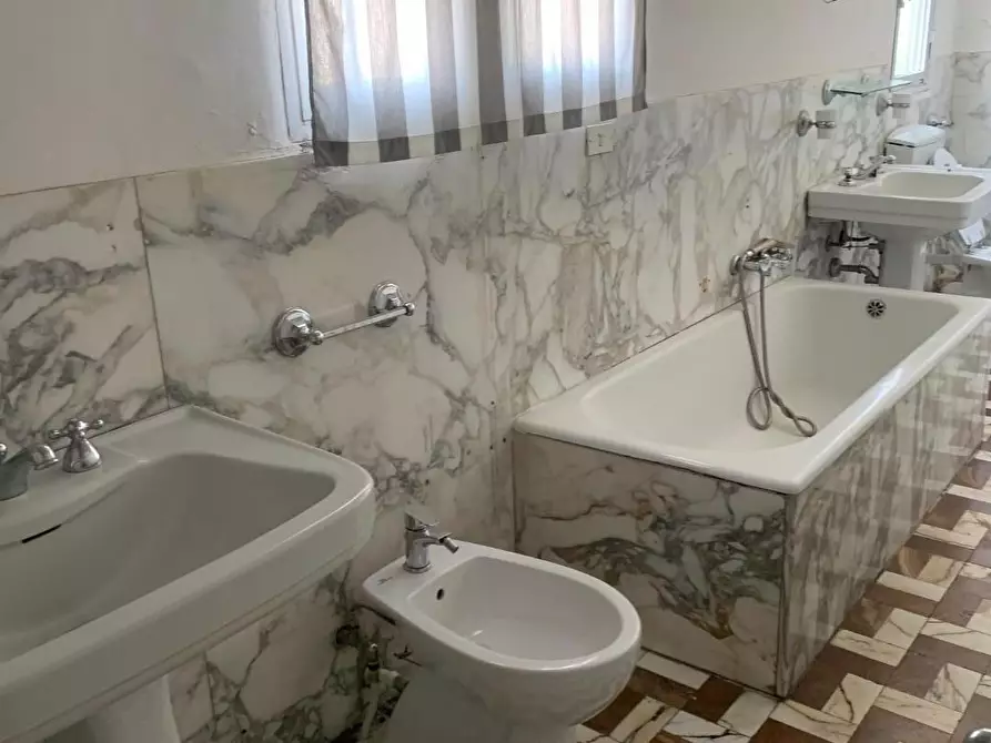 Immagine 11 di Appartamento in vendita  a Carrara