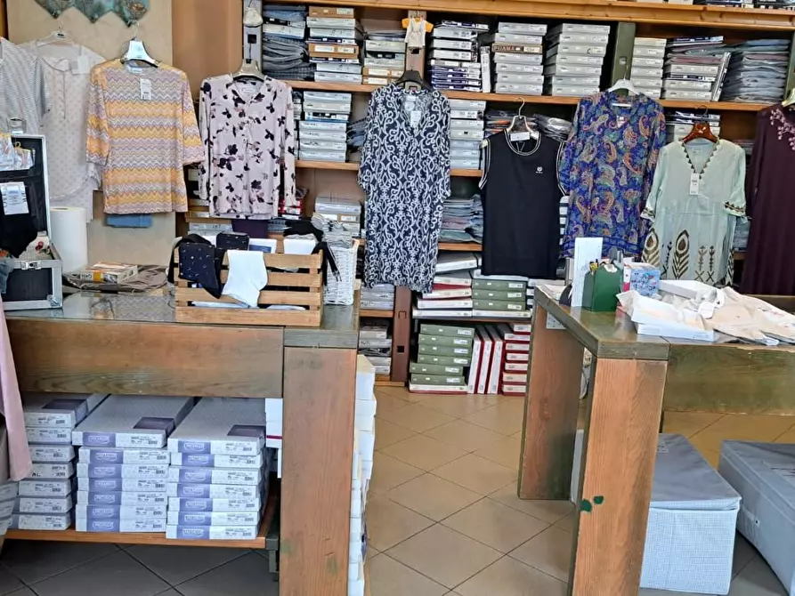 Immagine 2 di Attività commerciale in vendita  a Modena